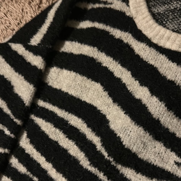 Express sweater - Picture 3 of 3